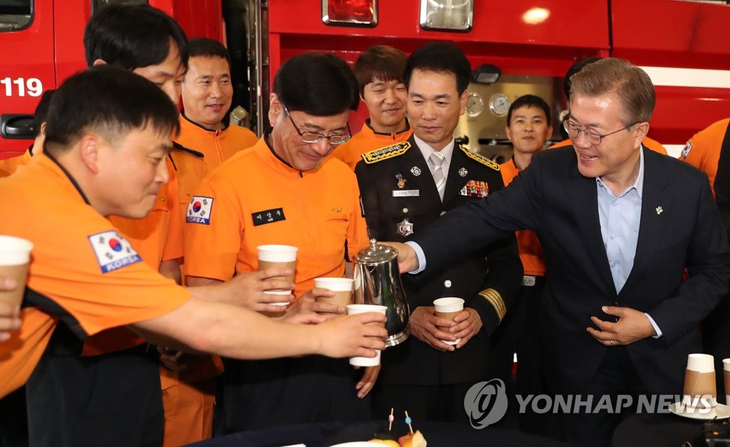 커피 따라주는 문 대통령