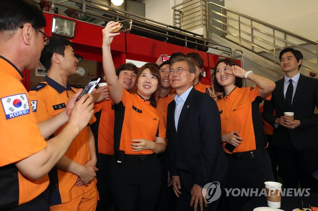 소방대원과 셀카 촬영
