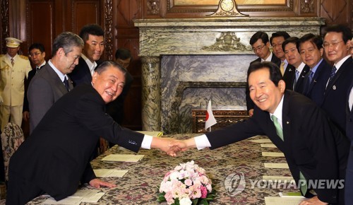 악수하는 정세균 의장-오오시마 의장