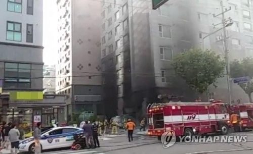 당산동 오피스텔 주차장서 방화 추정 화재