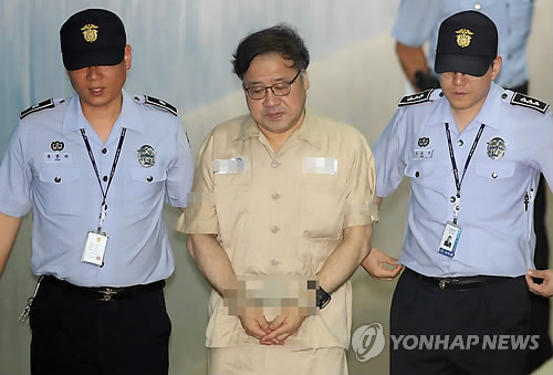 법정 향하는 안종범 전 청와대 수석