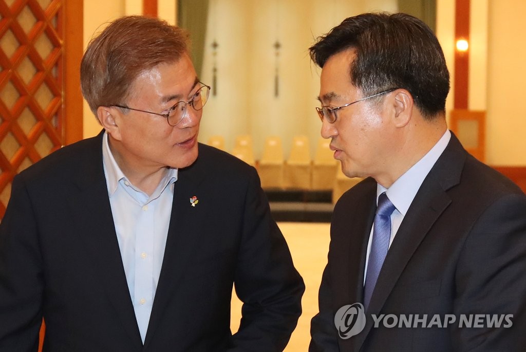 대화하는 문 대통령과 김동연 경제부총리