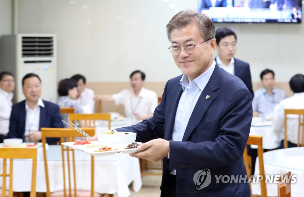 문 대통령, 직원들과 함께하는 점심