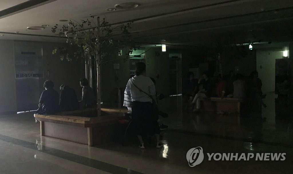 캄캄한 어둠 속에서
