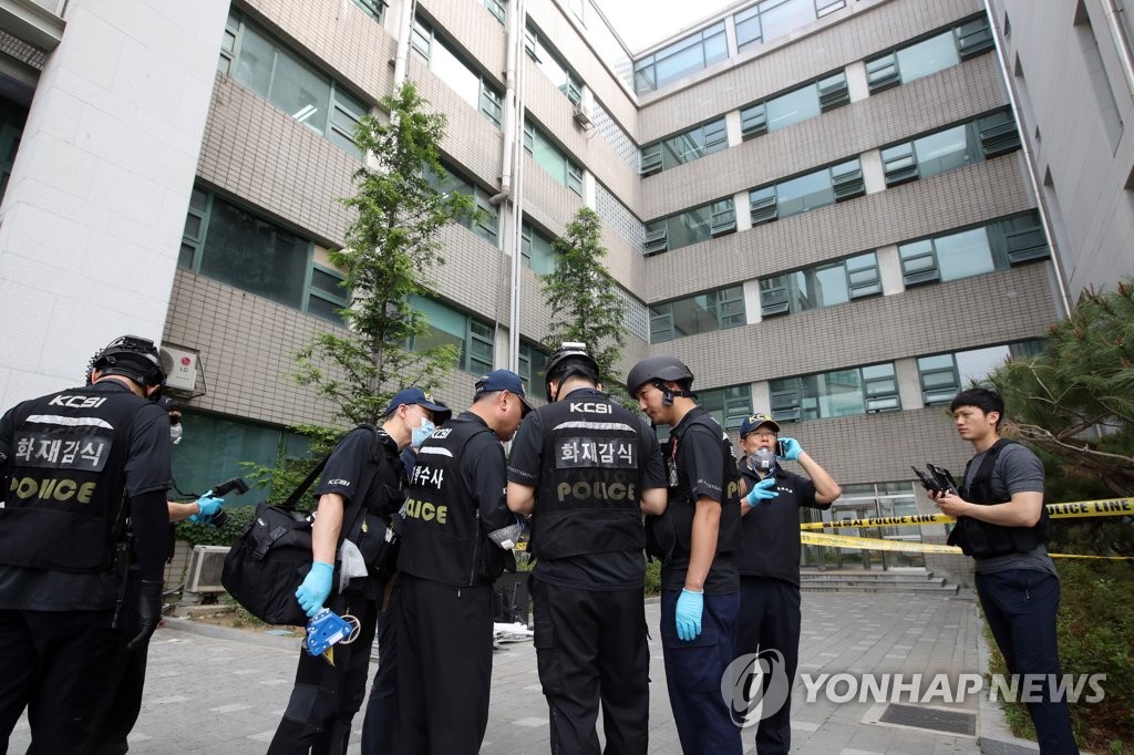 연대 공학관 앞 경찰관계자들
