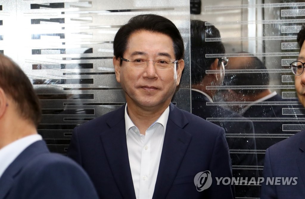 사무실 향하는 김영록 후보자