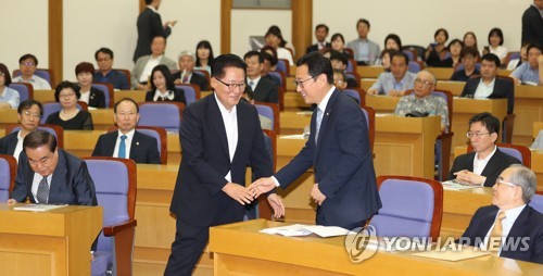악수하는 박지원-김한정 의원
