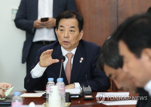 질문에 답하는 국방부 장관