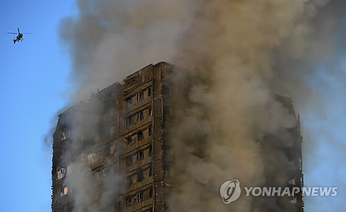 런던화재 사망자 다수 확인…"실종자·갇힌 사람 있다"