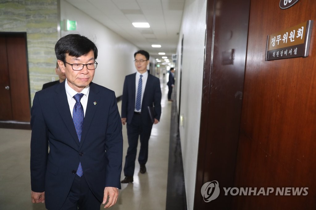 정무위원장실 방문하는 김상조 공정거래위원장