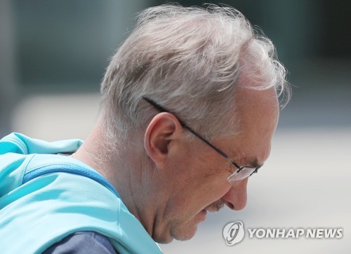 고개 숙인 슈틸리케