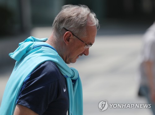 경질, 고개 숙인 슈틸리케