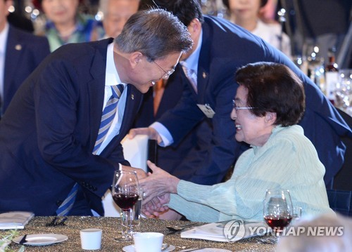 이희호 여사 손잡은 문 대통령