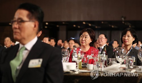 문 대통령 축사 경청하는 심상정-추미애