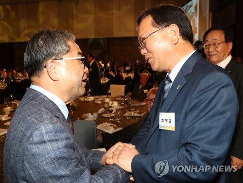악수하는 김부겸-이재정