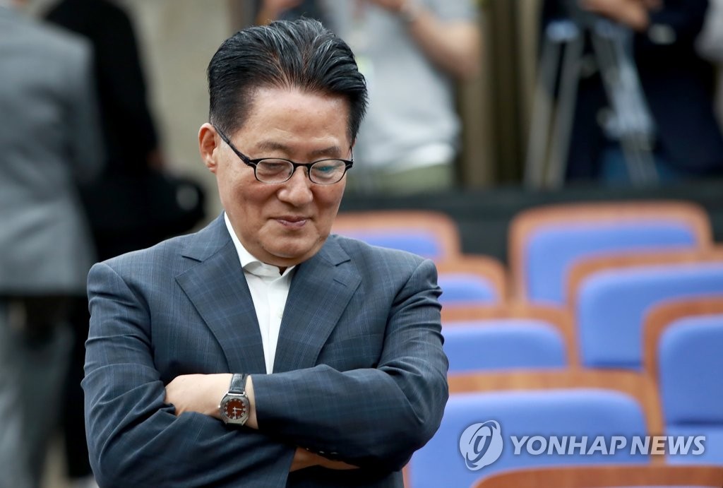 생각 잠긴 박지원 전 대표