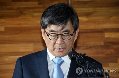 해명 기자회견 하는 안경환