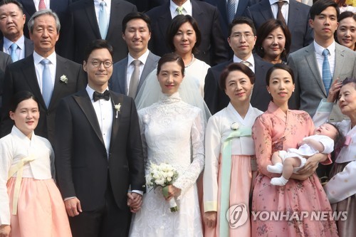 기념사진 찍는 현대일가