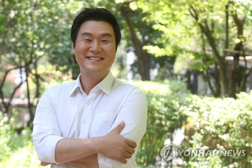 윤경호 '활짝 핀 미소'