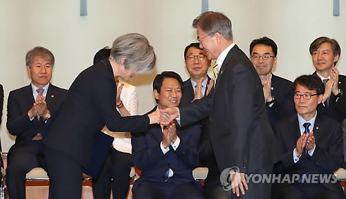 문 대통령, 강경화 외교부 장관 임명장 수여