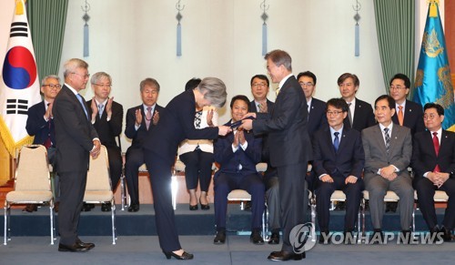 문 대통령, 강경화 외교부 장관 임명장 수여