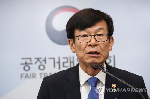 굳은 표정의 김상조 위원장