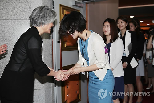 직원들과 인사나누는 강경화 외교부 장관