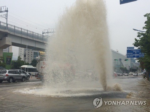 난데없는 도로 위 '분수쇼'