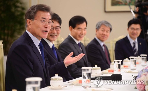밝은 표정의 문 대통령