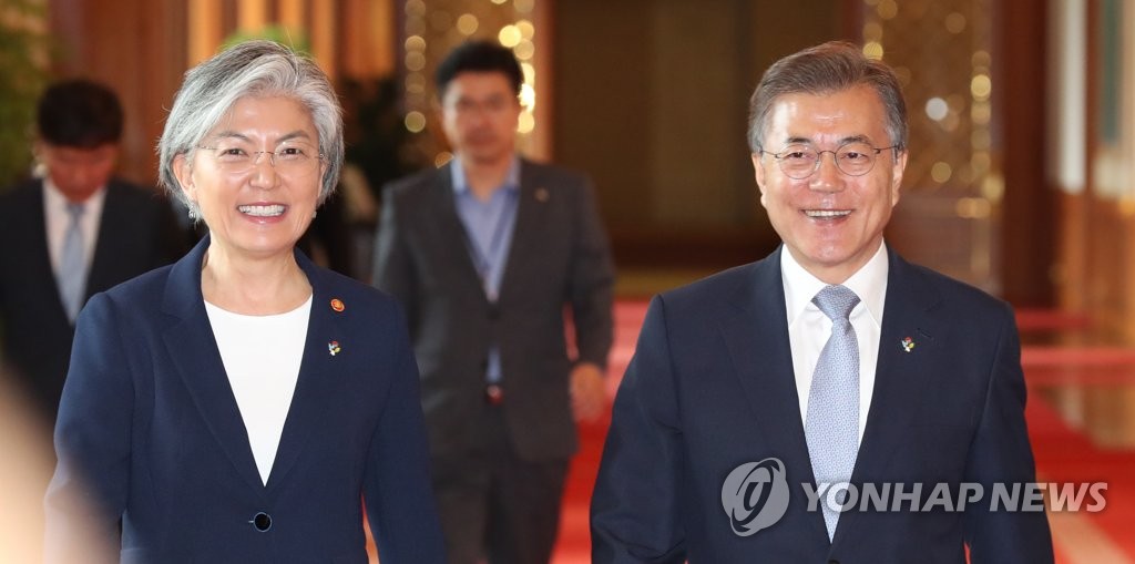 문 대통령, 강경화 외교장관과 대화하며...