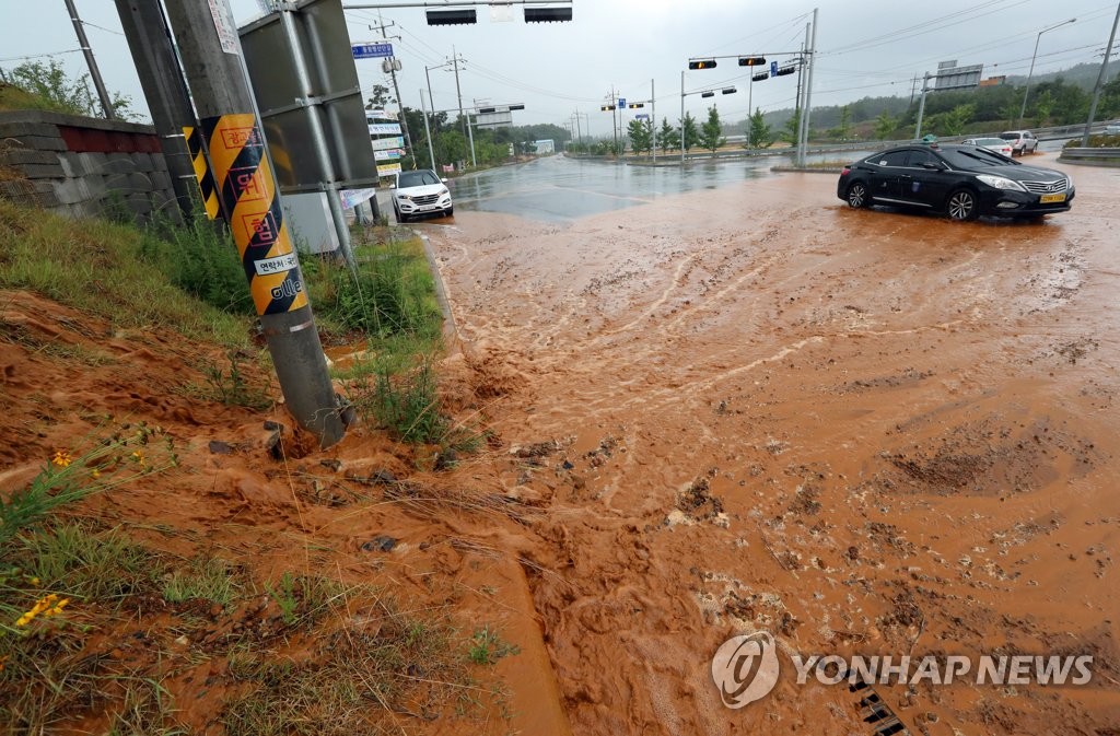 폭우에 도로에 쏟아진 토사