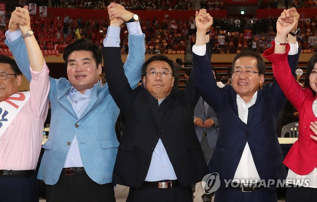 손잡은 당 대표 후보자들