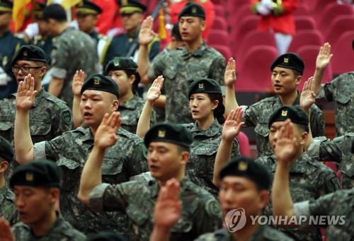 임관선서 하는 재임용 한 장교·부사관