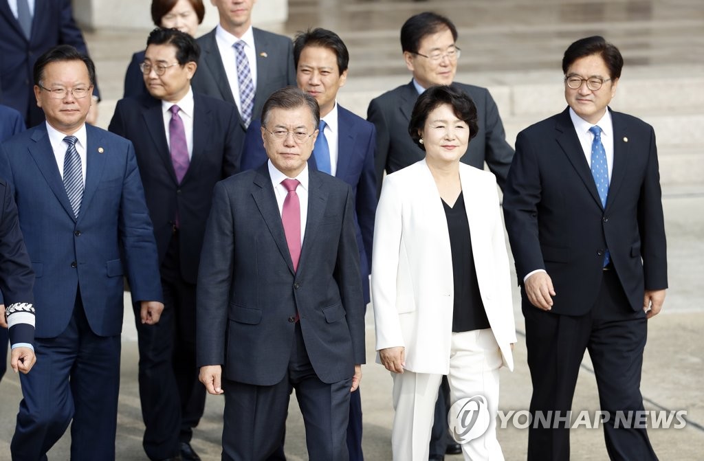 무거운 표정의 문재인 대통령