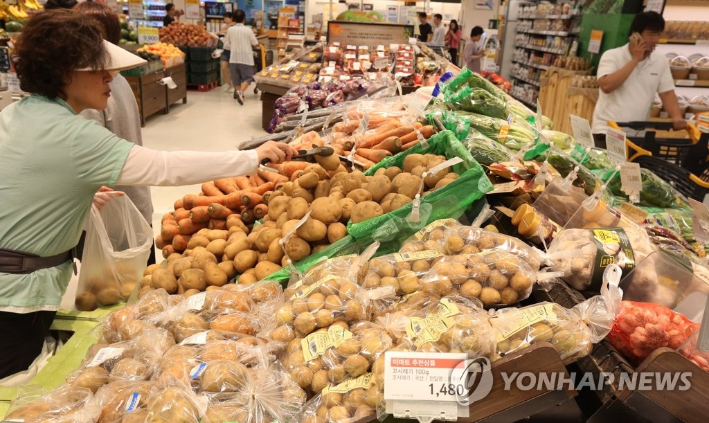 가뭄에 이은 장마로 채소·과일 가격 급등
