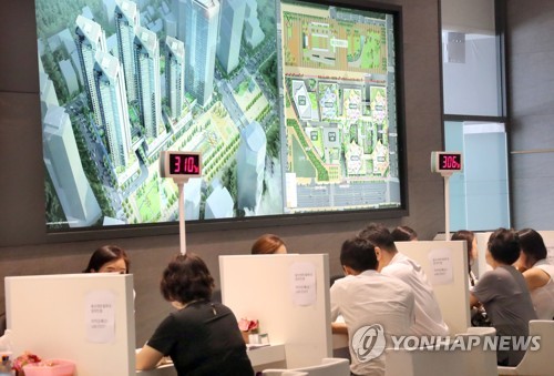 (서울=연합뉴스) 이상학 기자 = 5일 서울 용산구 한강로3가 주상복합 아파트 '용산센트럴파크해링턴스퀘어' 견본주택에서 시민들이 청약접수 관련 상담 등을 하고 있다. leesh@yna.co.kr