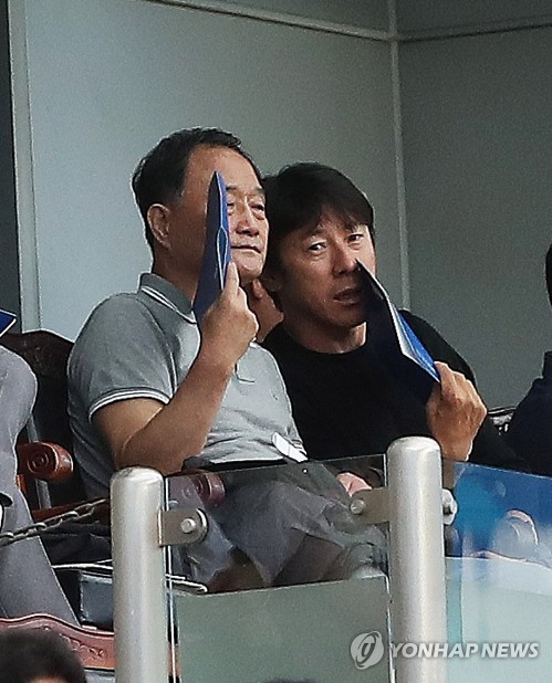 경기 지켜보는 신태용 감독과 김호곤 기술위원장