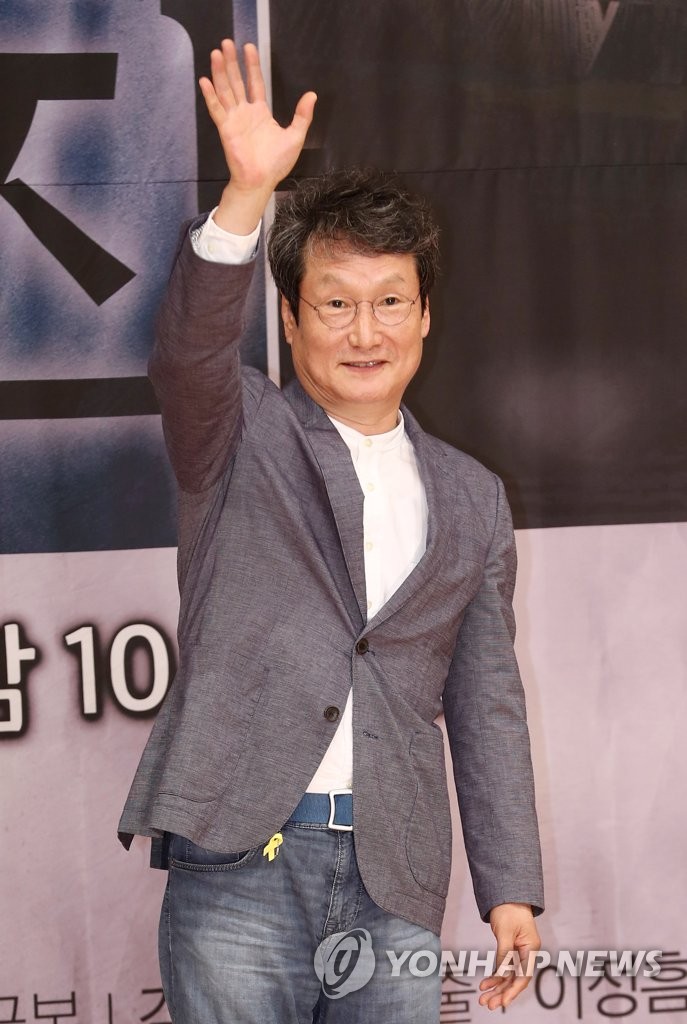 손인사하는 문성근