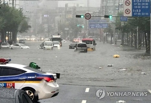 물에 잠긴 도로 '위태'
