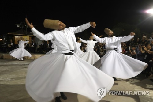 "신과 합일하는 순간을 향해"