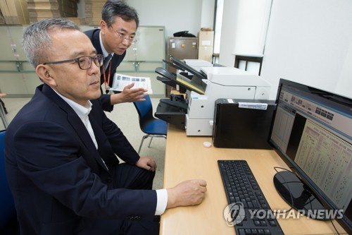 채점과정 살피는 김판석 처장