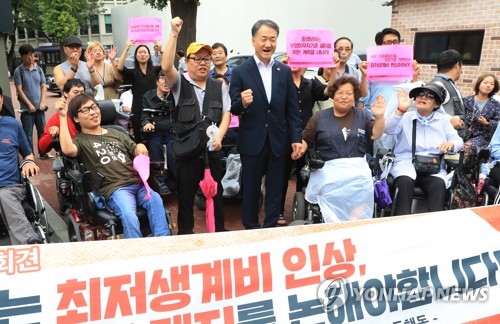 시민단체 회원들과 기념촬영하는 박능후 복지부 장관