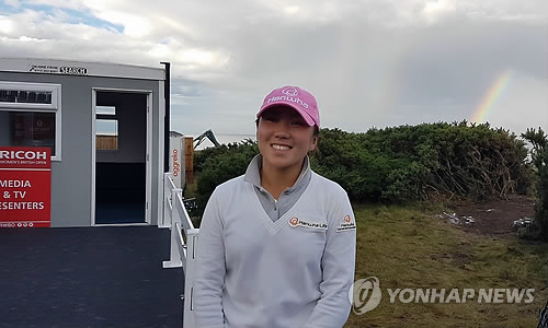 인터뷰하는 김인경
