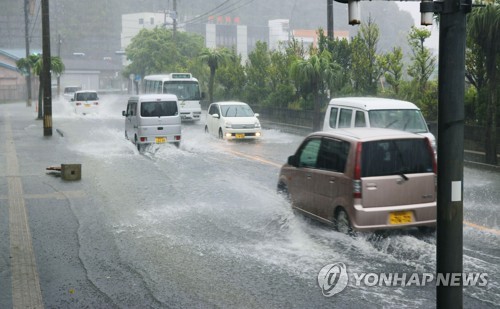 태풍 노루 상륙에 日 피해 속출…침수된 도로