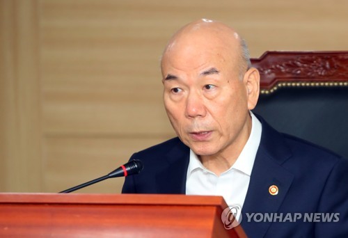 전체회의 주재하는 이효성 방통위원장
