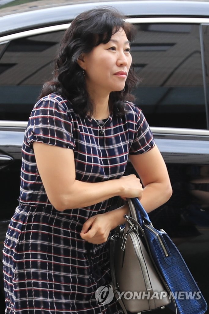 출근하는 박기영 과학기술혁신본부장