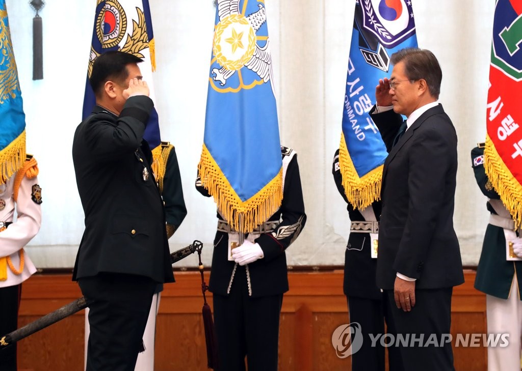 김운용 3군 사령관 경례받는 문 대통령