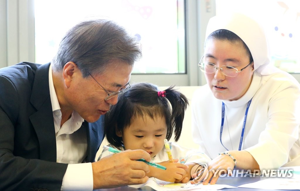 문 대통령, '색칠하기 함께하며'