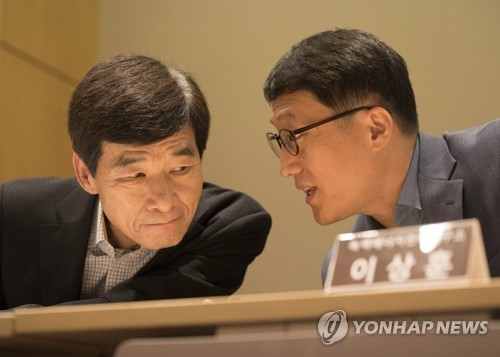 이상훈 소장과 대화하는 김진우 위원장