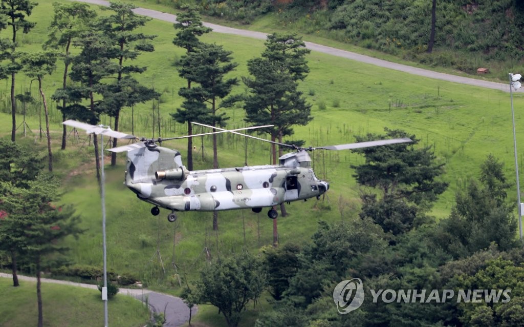 성주 상공 비행하는 군 헬기